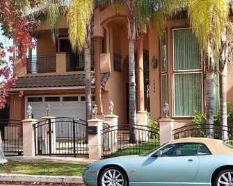 Beautiful spacious home/salt water pool in Encino. - Encino - Building