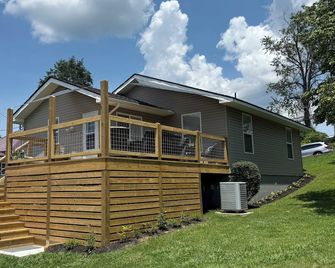 Charming on Chestnut - 8.1 miles from the New River Gorge National Park - Oak Hill - Building
