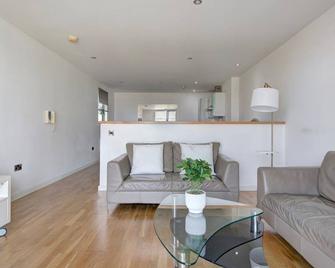 Pass the Keys Modern 2 Bed Apartment City Centre Parking - Salford - Living room