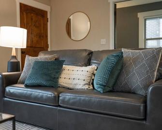 Parkway - South Salt Lake - Living room