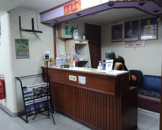 OYO 90376 Centre Point Hotel - Limbang - Front desk