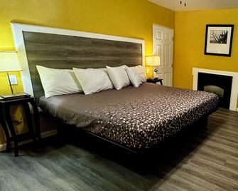 Carmel Wayfarer Inn - Carmel-by-the-Sea - Bedroom