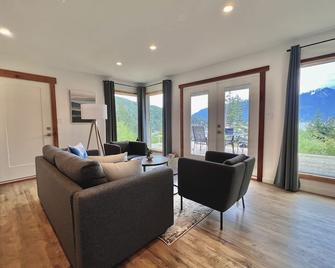 A cozy guest suite with a panoramic ocean view facing the Howe Sound Mountain - Bowen Island - Sala de estar