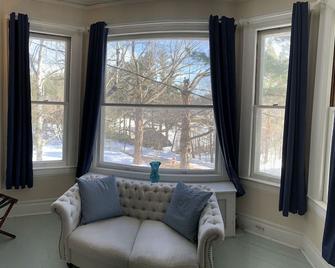 Franklin Manor - 2 King Suites and 1 Queen Suite - Saranac Lake - Living room