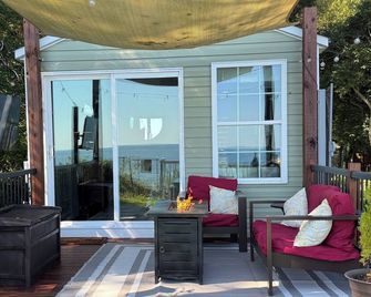 Cliffside Chesapeake Bay Cottage: Pet-friendly, Easy DC Drive - Chesapeake Beach - Patio