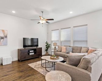 TCH - Charming 3bd/2.5ba home in Dallas w/ Office - Dallas - Sala de estar