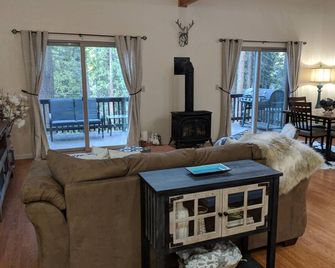 Lodge at the Lake near Pinecrest/Dodge Ridge WiFi - Long Barn - Living room