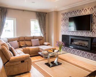 Luxury 4 Bedroom House 5mins walk to Killarney Town Centre - Killarney - Wohnzimmer