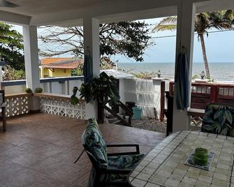 Beautiful Beach House and Casita at Playa Uverito, Las Tablas Panama - Las Tablas - Balcón