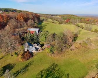 Discounted weekly rates Beautiful 52 acre Farmhouse! Catskills Family Getaway - Coxsackie - Vista del exterior