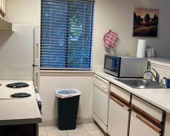 One bedroom Condo with Free Parking/Gym - Englewood - Kitchen
