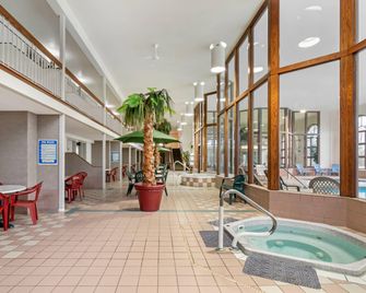 Rodeway Inn - Grand Forks - Piscina