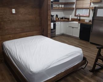 AMRock Cabin - Direct access to Ouachita National Forest and Wolf Pen Gap - Mena - Bedroom