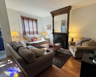 Parkside Comfort & Spaciousness-Family Friendly - Baltimore - Living room