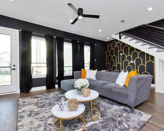 The Suite Spot! Downtown Skyline Views! Sleeps 12 - Houston - Sala de estar