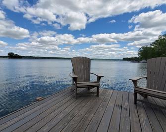 1818 Modern Farm House with Pool, Hot Tub and a large permanent dock on the lake - Canandaigua - Terasa