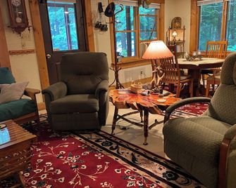 Lakefront Cottage - Hartland - Living room