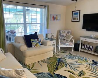 Nader's Vacation Home - Little Torch Key - Living room