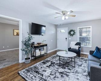 White Oak with free wifi, free parking, & a fire p - Trenton - Living room