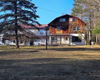 Lake front suite on very desirable lake in Gwinn, Mi. Year round activities. - Gwinn - Building