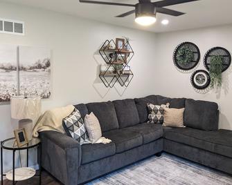 Family Friendly & Cheerful Blue Jay Ranch House close to KSU stadium - Manhattan - Living room