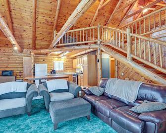 Rhinelander Waterfront Cabin with Deck and Fire Pit! - Райнлендер - Вітальня