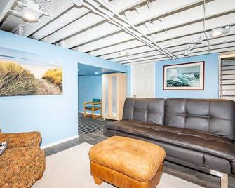 Central Tosa home near downtown, state fair, froedtert - Wauwatosa - Living room