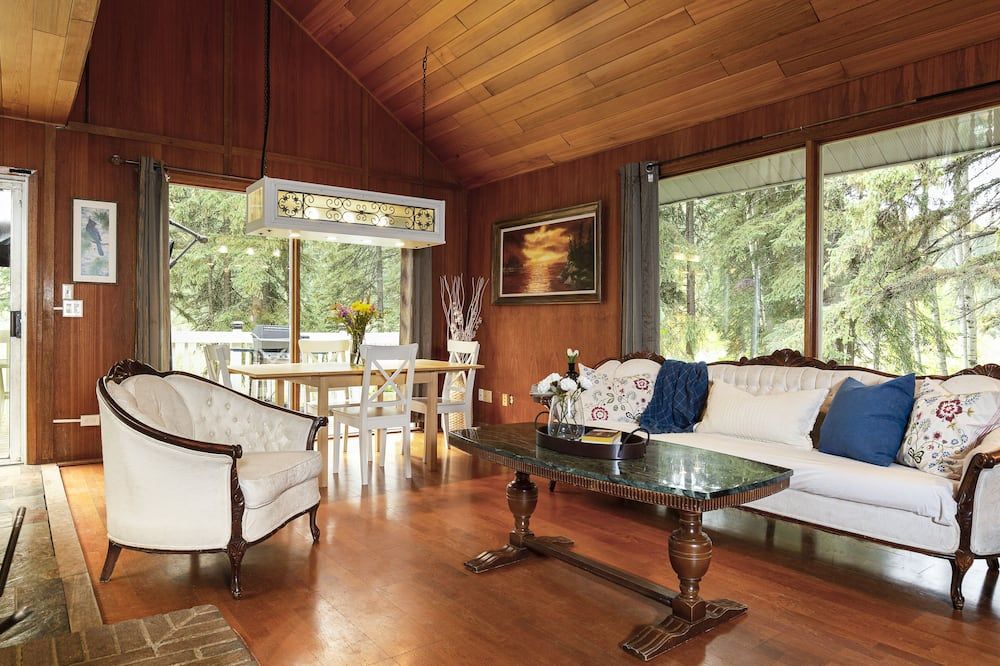 Beautiful house by the James River. Near Sundre, North Of Calgary. - Sundre - Living room