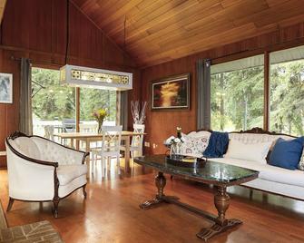 Beautiful house by the James River. Near Sundre, North Of Calgary. - Sundre - Sala de estar