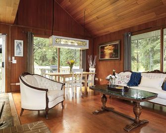 Beautiful house by the James River. Near Sundre, North Of Calgary. - Sundre - Living room