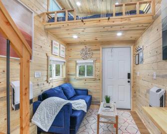 Arbor House of Dripping Springs - Serenity Hollow - Dripping Springs - Living room