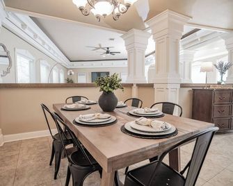 Luling Ranch-Pool-Pool Table-Foosball-Sleeps 25! - Luling - Eetruimte