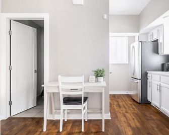Luxury Downtown Townhome Unit 13 - Cleveland - Dining room