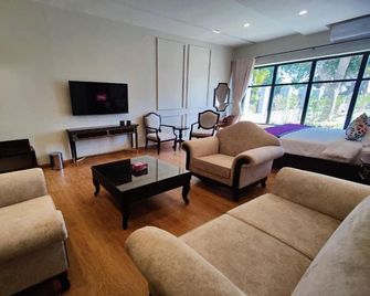 Rt Grace Hotel Sukkur - Sukkur - Living room