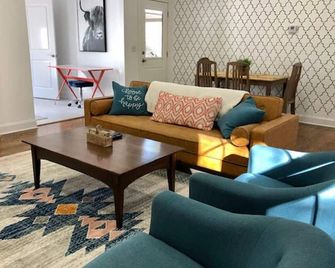 Bright New Cozy Cottage - 1/2 mi from downtown. - Tryon - Living room