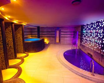 فندق وسبا إل إتش - لفيف - حوض السباحة