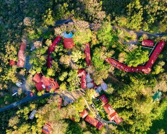 Hotel Hacienda Guachipelin - Liberia - Building