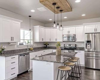 Private Rexburg 5 Bedroom Home with Bonus Loft The - Rexburg - Kitchen
