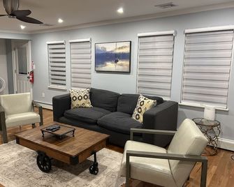 Entire house hosted by Timmy 5 guests · 2 bedrooms · 5 beds · 1 bath - Long Branch - Living room