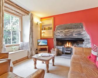 Cosy Lake District village cottage close to pubs and spectacular walks - 코니스턴 - 거실