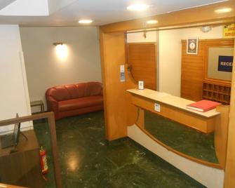 Hotel Pooja International - נשיק - דלפק קבלה