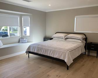 Clean Modern Beauty - Los Angeles