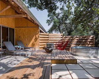 Chic Barndo w Heated Soaking Pool, Firepit, Trails - Dripping Springs - Patio