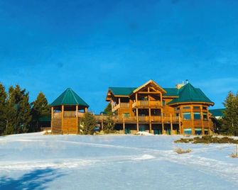 Extravagant log home sitting atop a mountain! With unbelievable views! - Butte - Building