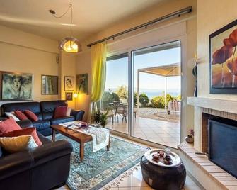 Verga Sunset Gem - Ilia Seaview Private Retreat - Mikri Mantineia - Living room