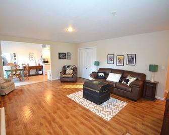 Stratton Slide Creek - Bass Lake - Living room