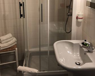 Hôtel Restaurant Saint-Benoît - Gueugnon - Baño