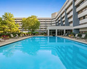 DoubleTree Suites by Hilton Raleigh - Durham - Durham - Pool