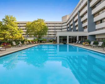 DoubleTree Suites by Hilton Raleigh - Durham - דורהאם - בריכה