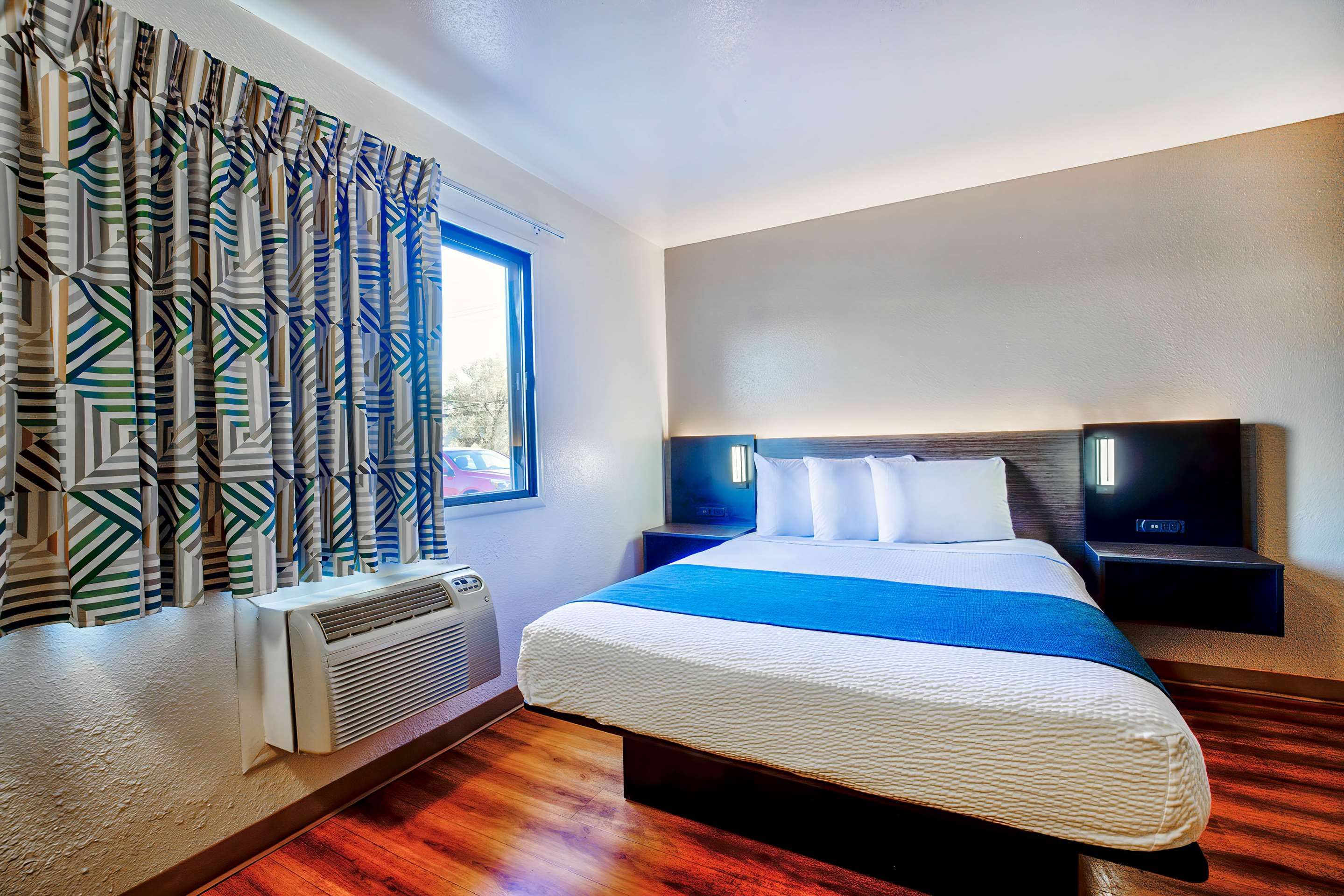 Bedroom view of Motel 6 Duluth, MN